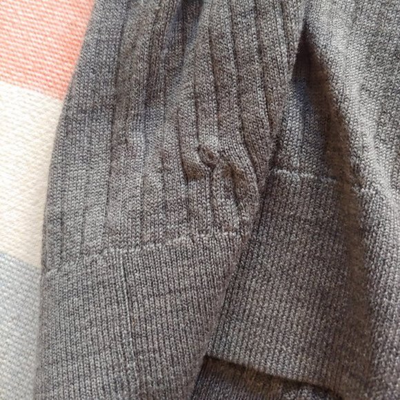 Uniqlo Merino Blend Ribbed V-Neck Sweater Gray - Picture 9 of 11